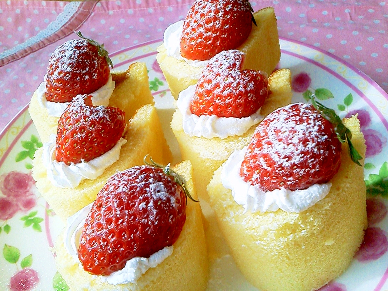 市販のロールケーキで簡単 苺のプチケーキ レシピ 作り方 By Aka Ru 楽天レシピ