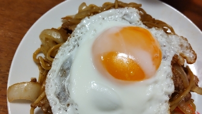 黄身をくずして美味しい焼きそば