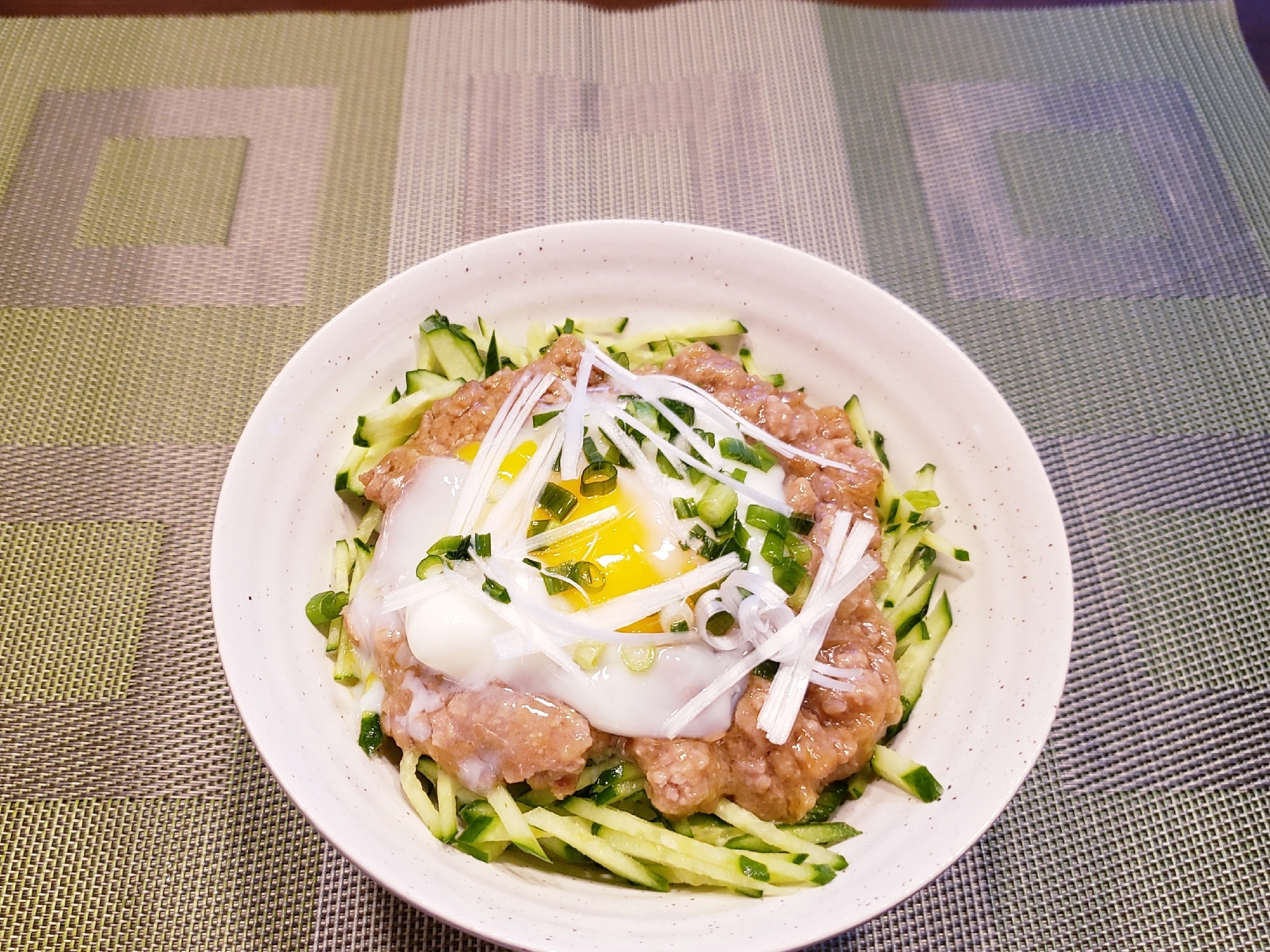 温泉卵をのせて！肉みそ丼