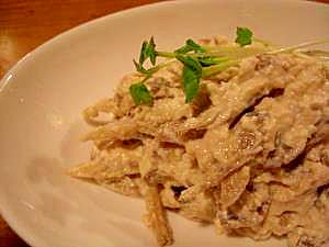 白いお皿に盛り付けられたかいわれ大根がのった生ごぼうの白和え