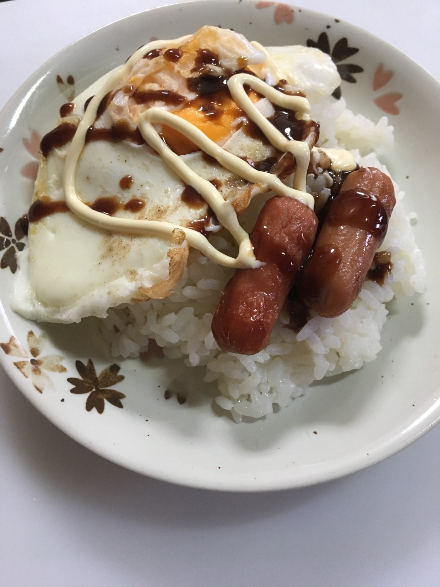 目玉焼きと皮なしウインナーのせ☆ライス(^○^)