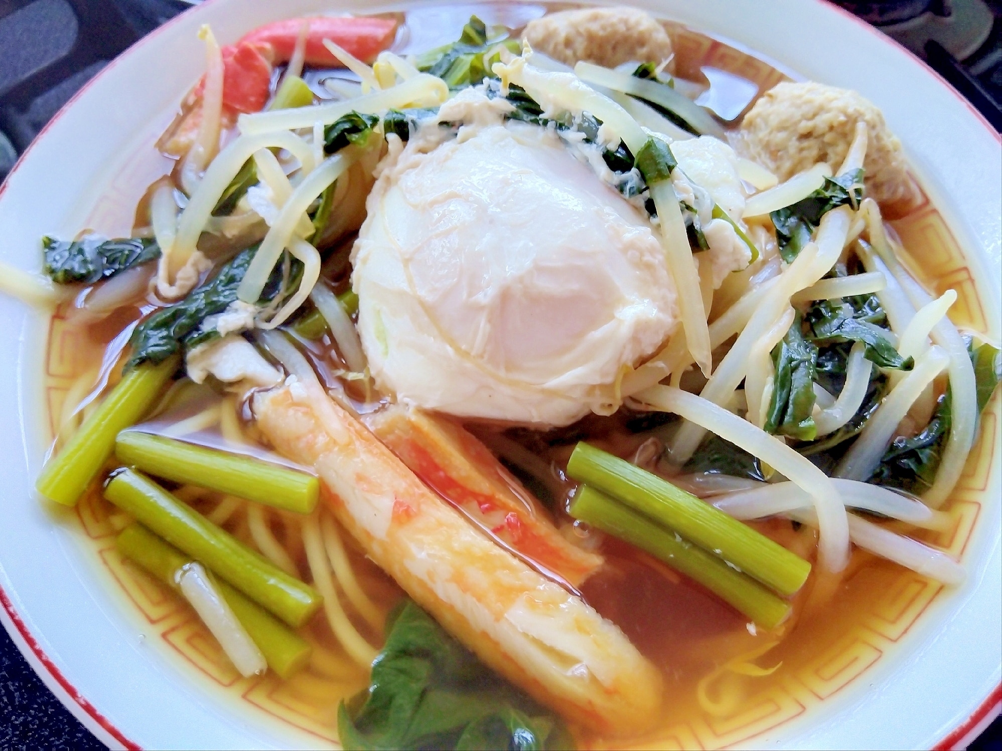 蟹&鶏団子&卵&小松菜もやしニンニクの芽ラーメン レシピ・作り方 by