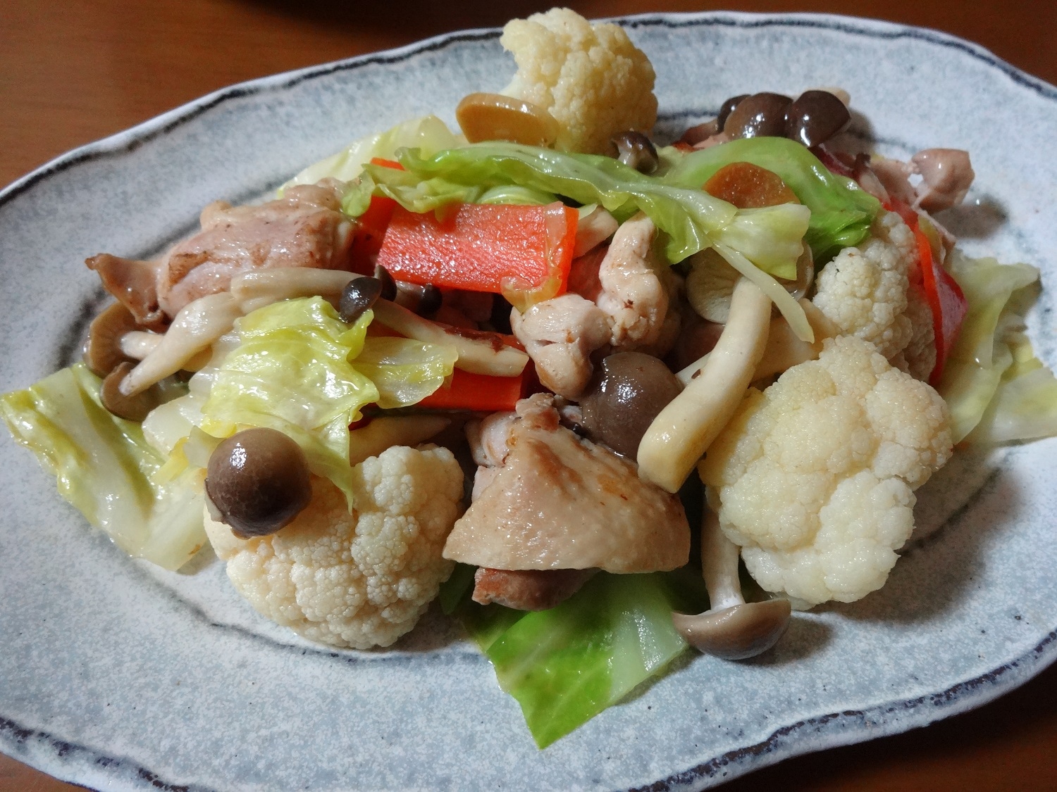 鶏もも肉とカリフラワーのニンニク醤油炒め