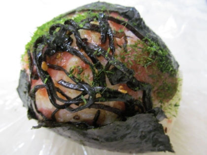 梅肉と昆布佃煮、青海苔の大きなおむすび
