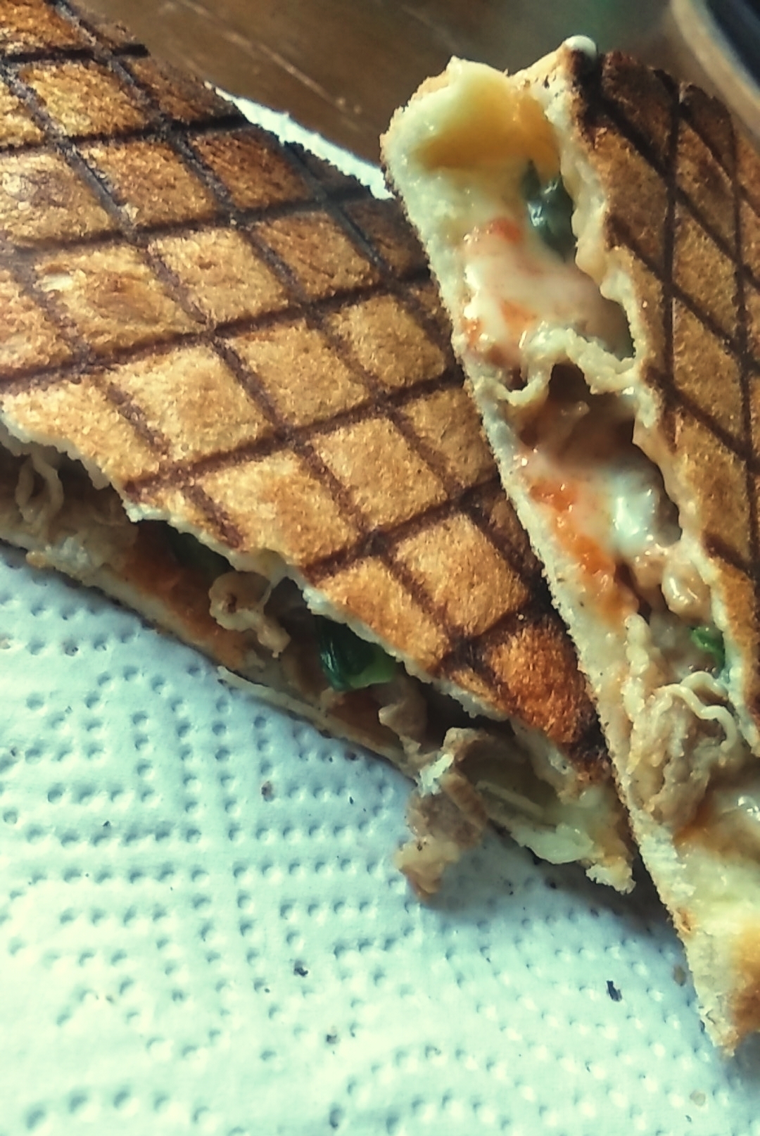 ペーパータオルにのせた豚肉と小松菜の焼肉のタレ炒めホットサンド