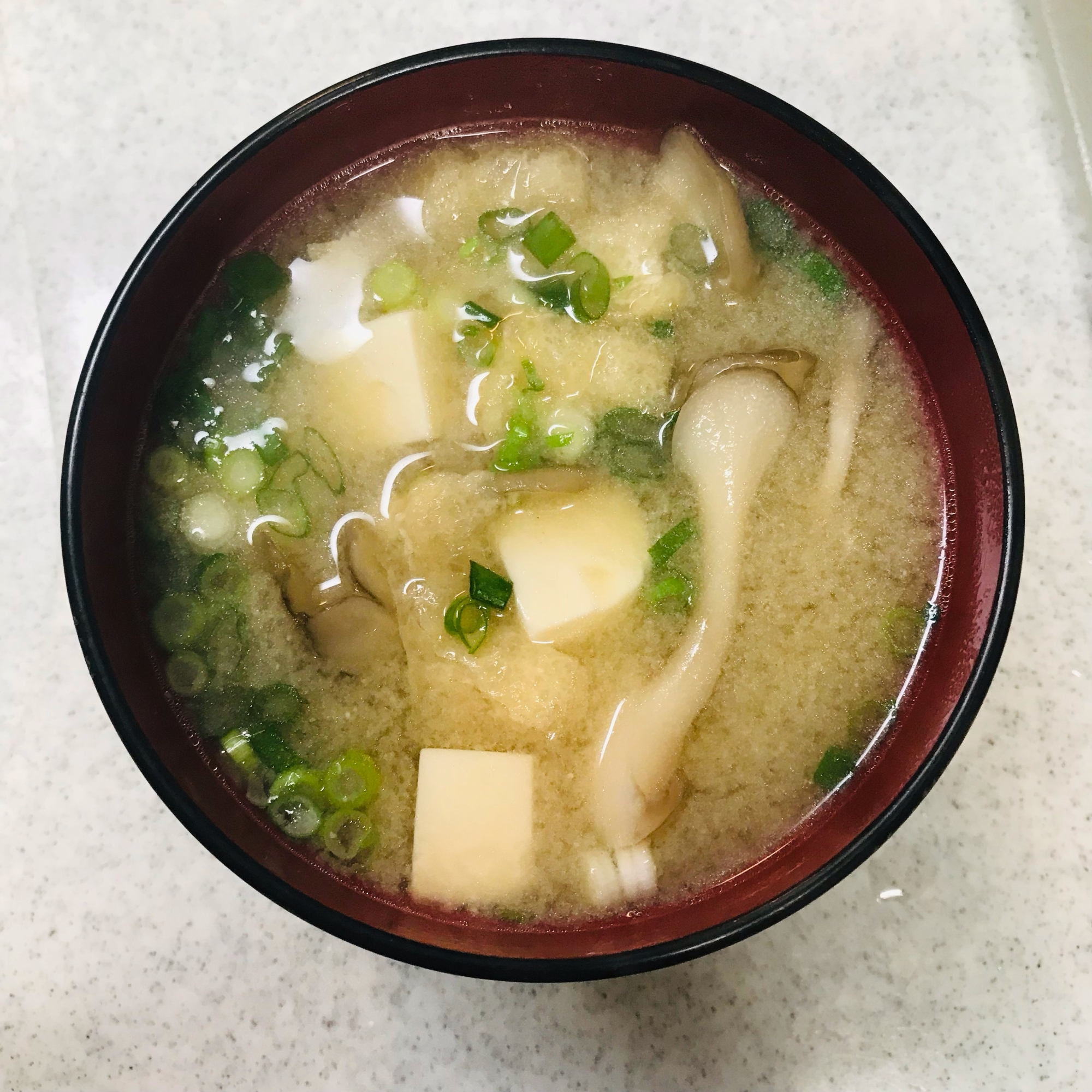舞茸と豆腐と小揚げの味噌汁