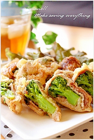 白いお皿に盛り付けられたブロッコリー肉巻き天ぷら