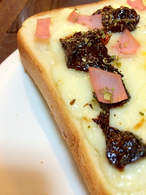 プルーンとハムのオレガノチーズトースト