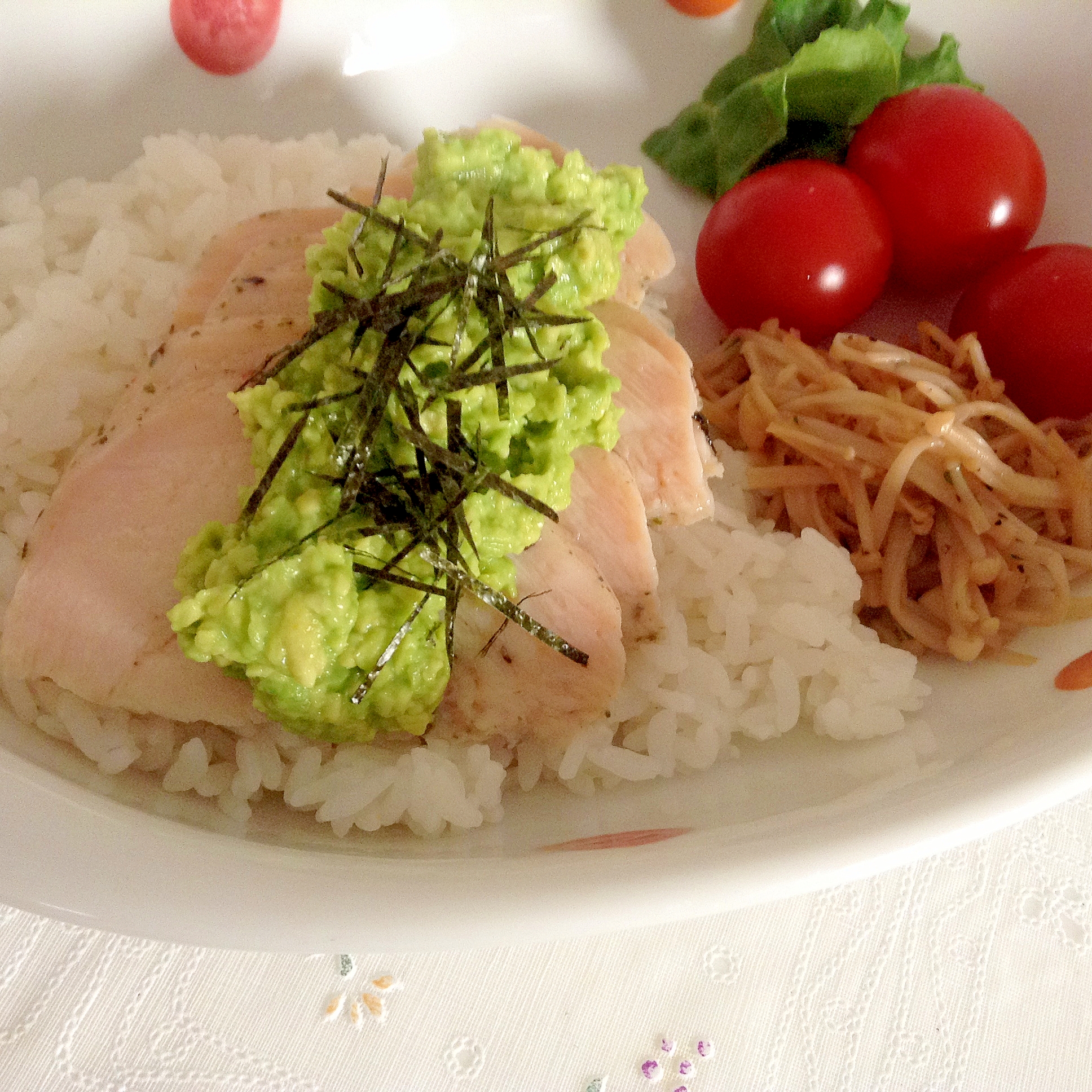 サラダチキンとアボカドのごはん