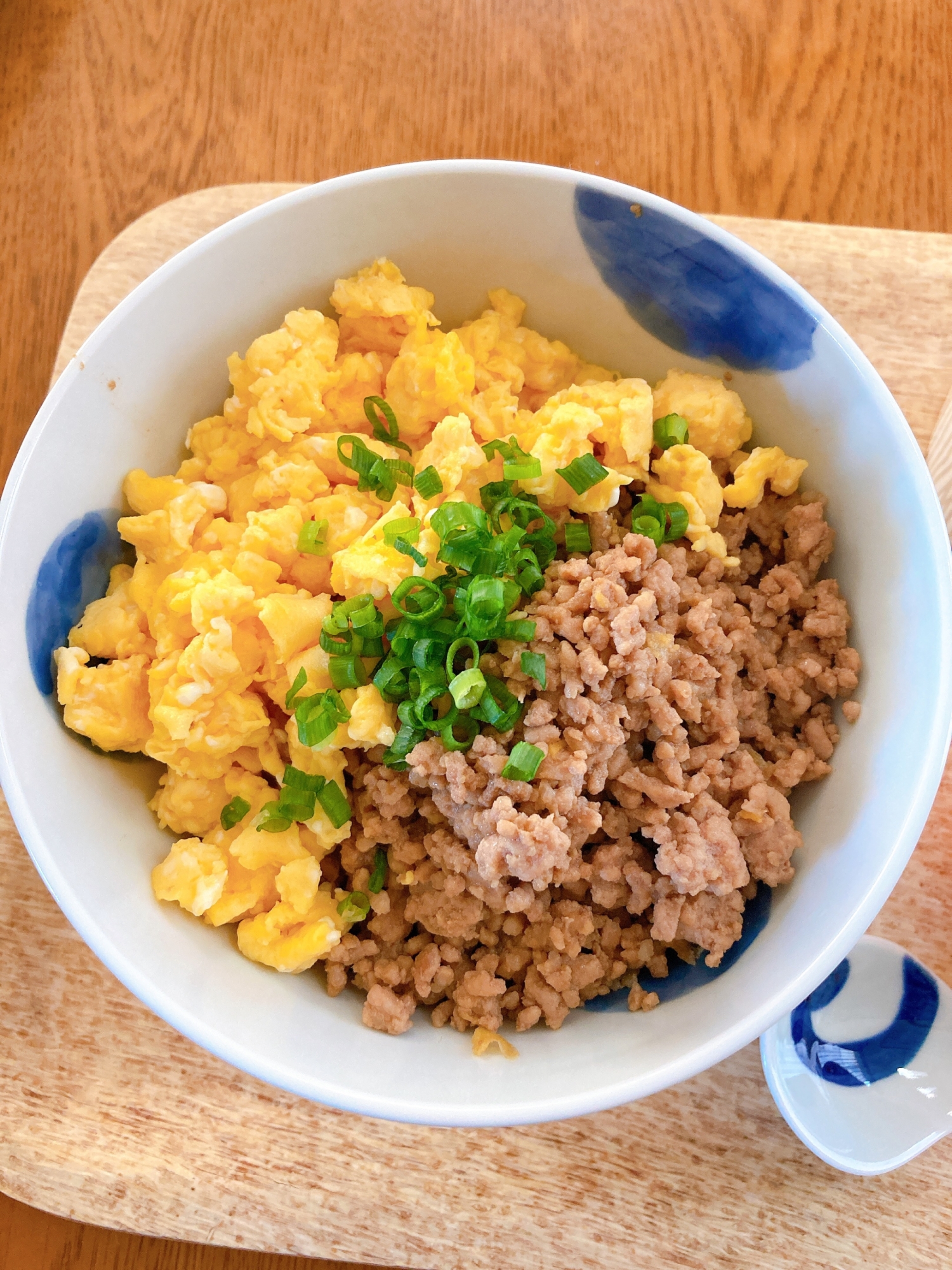 2色のそぼろ丼