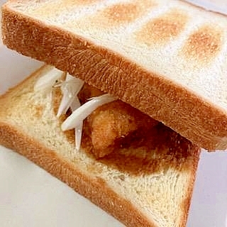 チキンカツと新玉ねぎで ☆ チーズトーストサンド