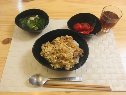 みんなから大好きな親子丼。家にある材料で簡単に出来るので、時間の無いときにもおすすめです。鶏肉はあらかじめカットして冷凍し、常備しています。