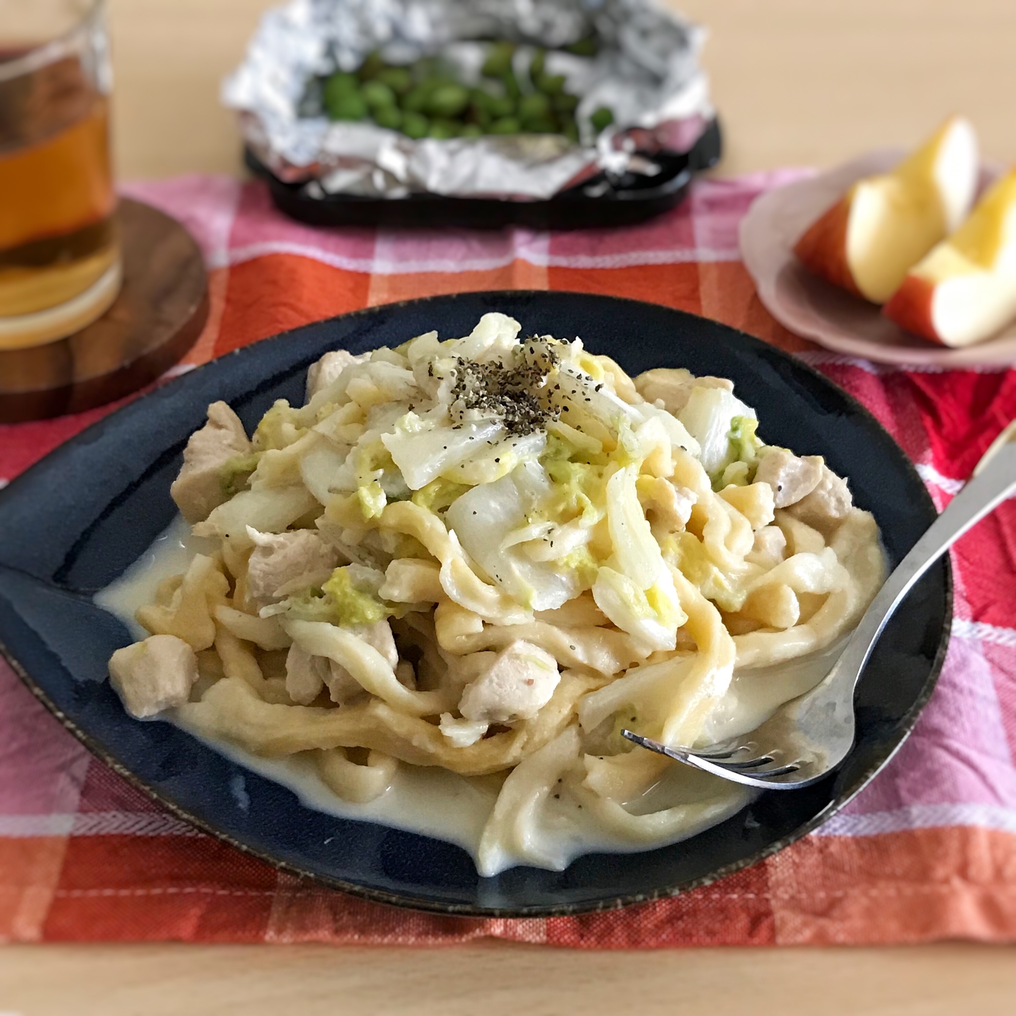 黒い皿に盛り付けた、白菜と鶏むね肉のクリームパスタ