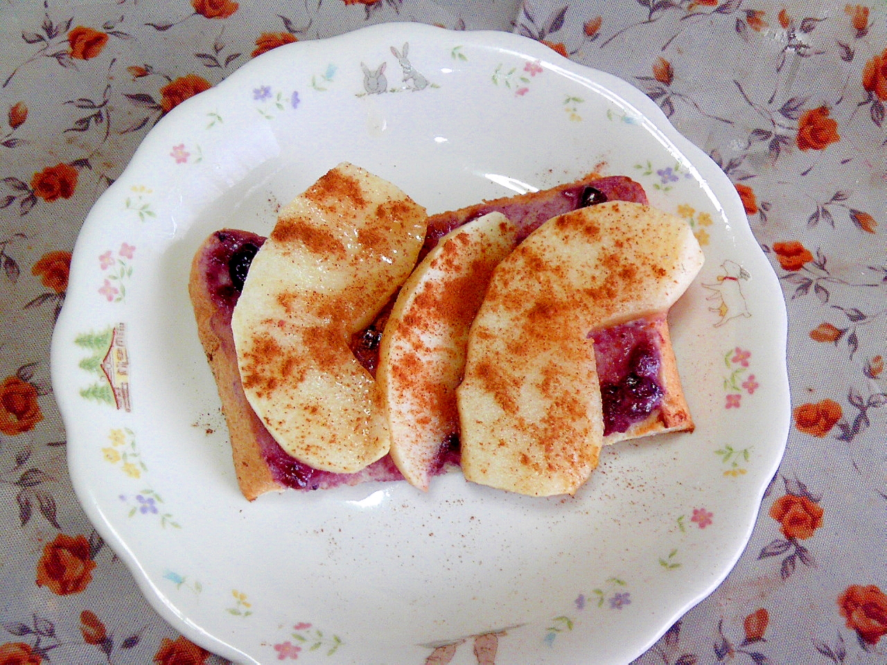 ブルーベリージャムとヨーグルトの林檎トースト