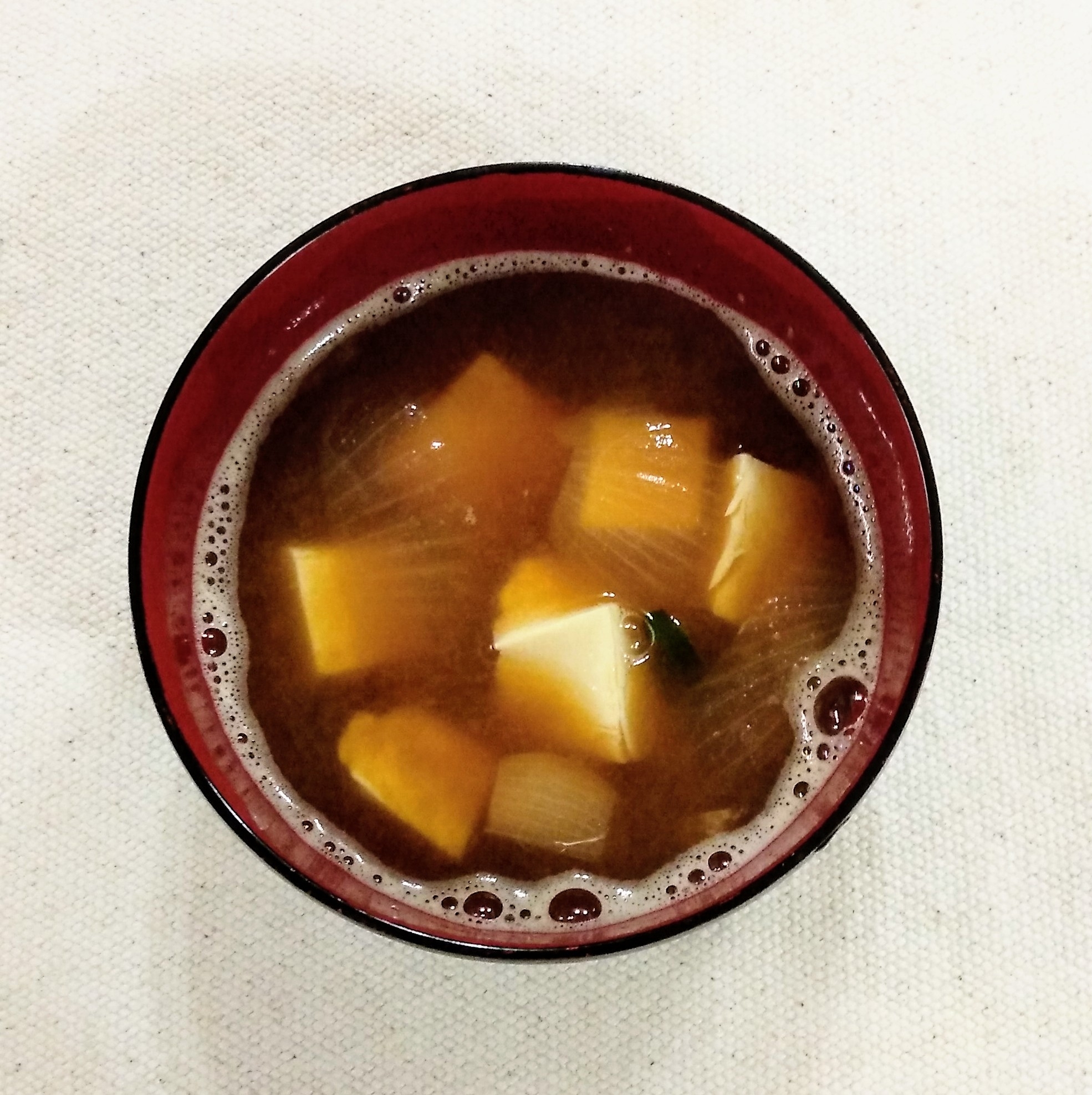 豆腐と玉ねぎの赤だし味噌汁