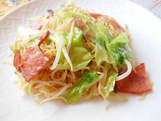 レタスと焼き豚の塩焼きそば