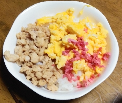 三色鶏そぼろ丼