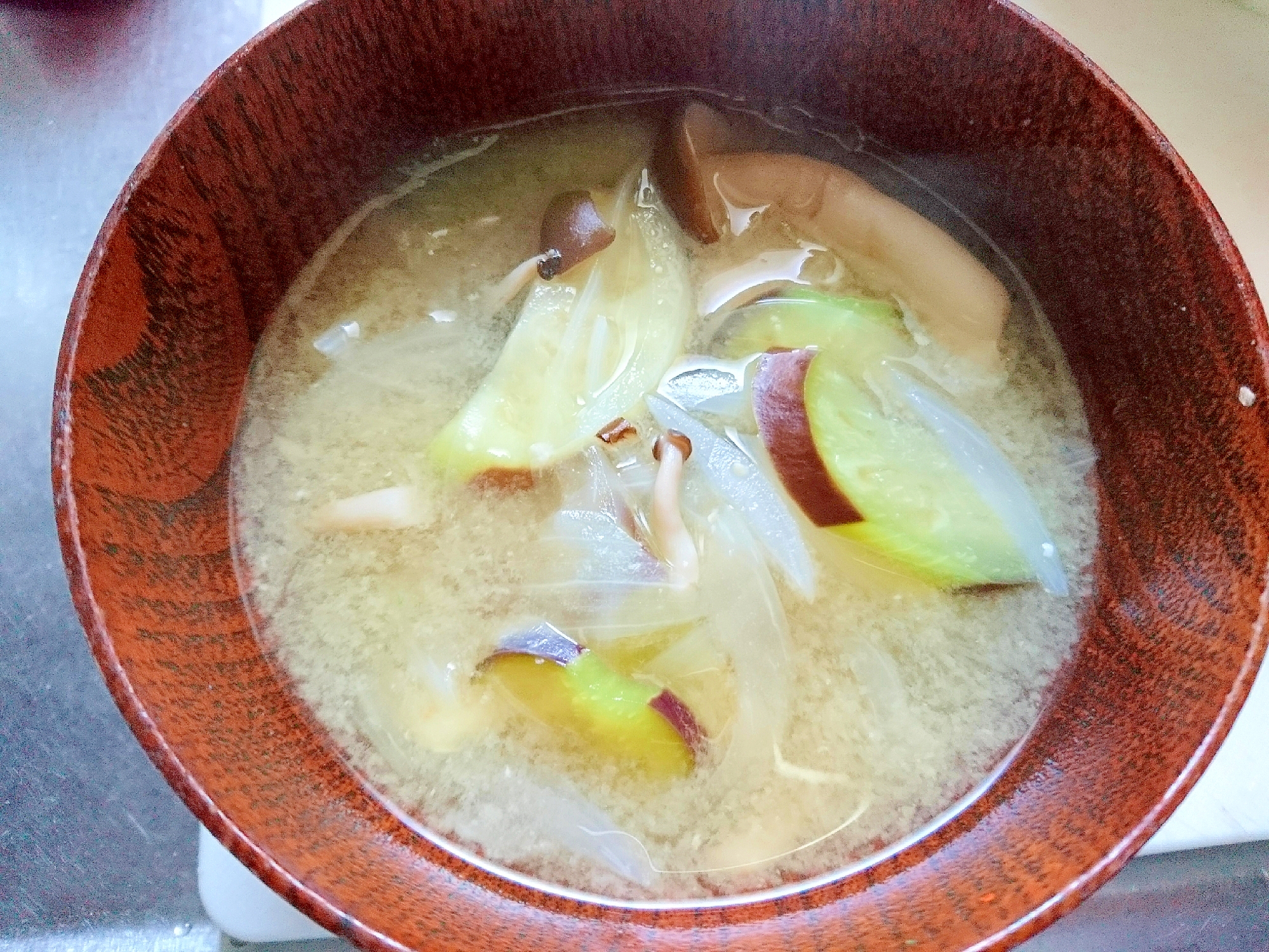 茄子と玉葱としめじの味噌汁