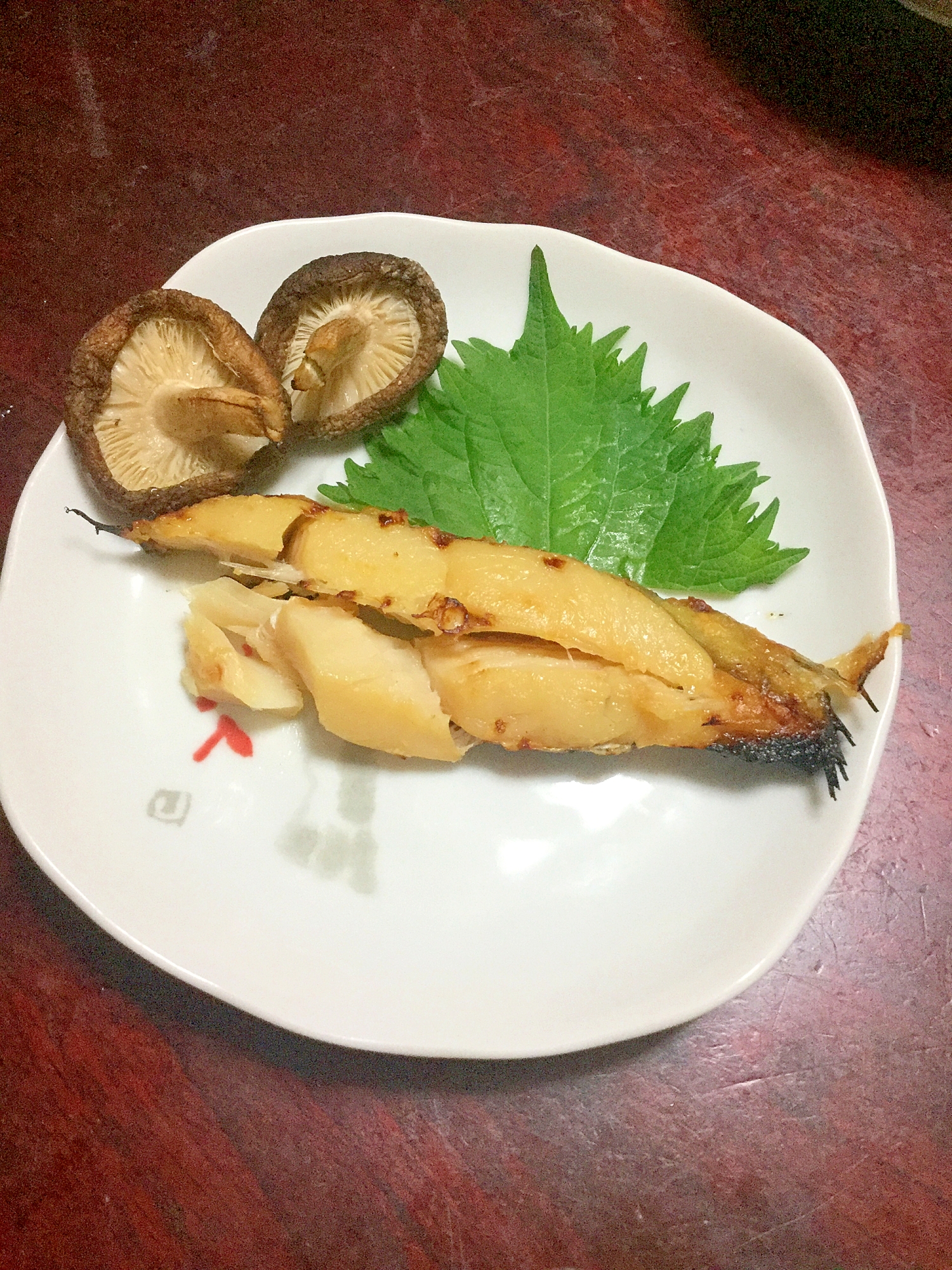 ムキカレイの味噌漬けと焼き椎茸。