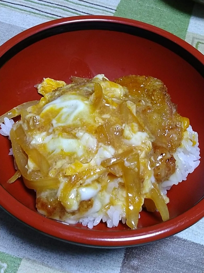 私も前日に残ったカツを使いました。翌日は衣がべちゃっとなりますがかつ丼にしたら美味しいですよね。