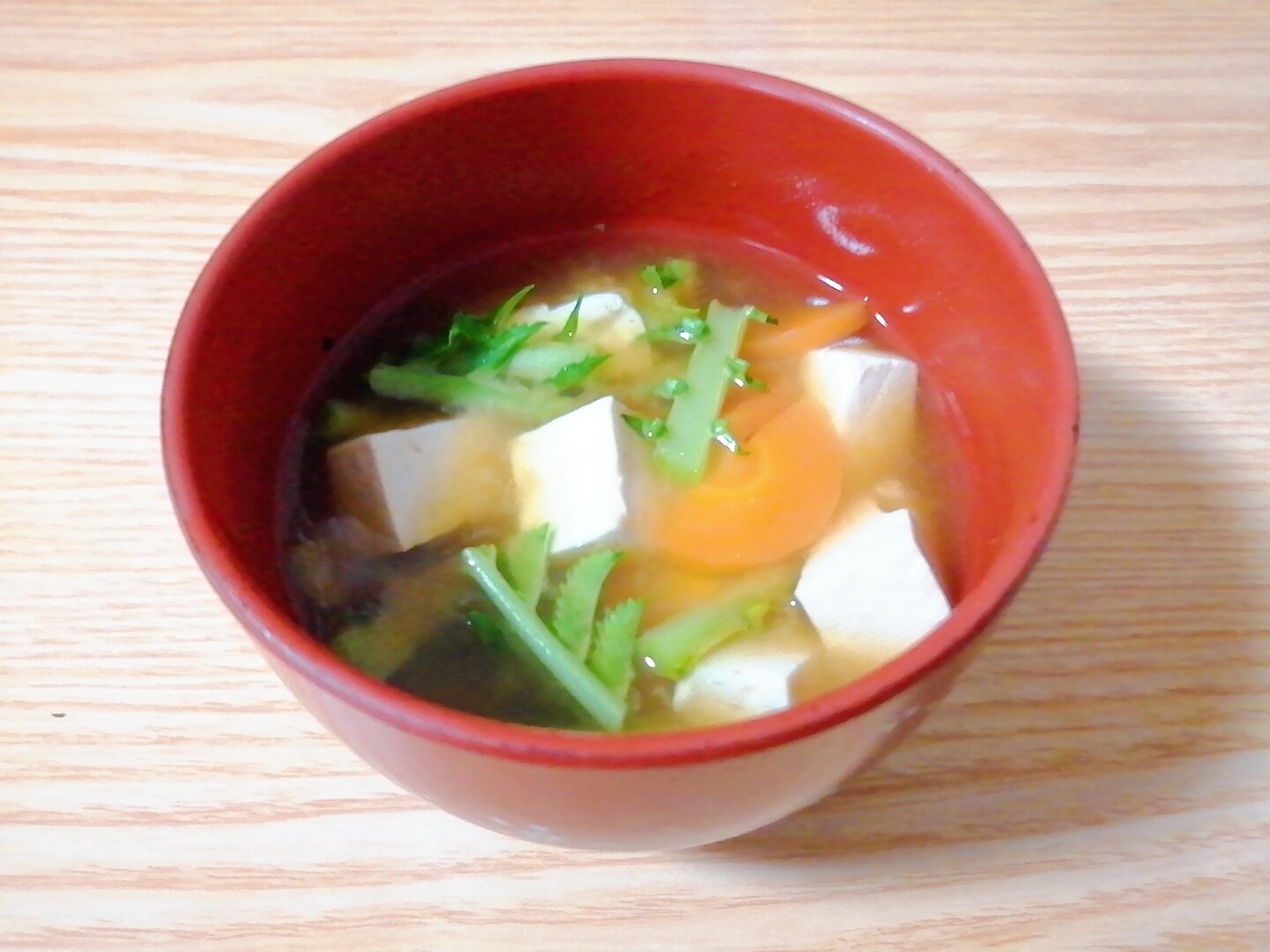 豆腐と人参と大根葉の味噌汁
