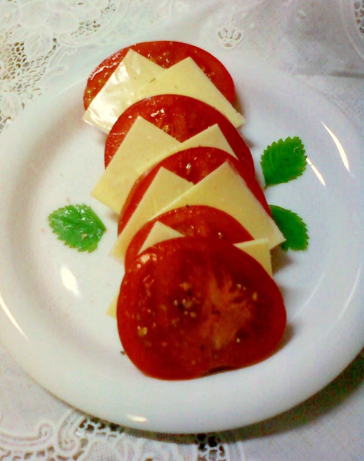 ☆*:・トマトとスライスチーズの盛り合わせ☆*:・