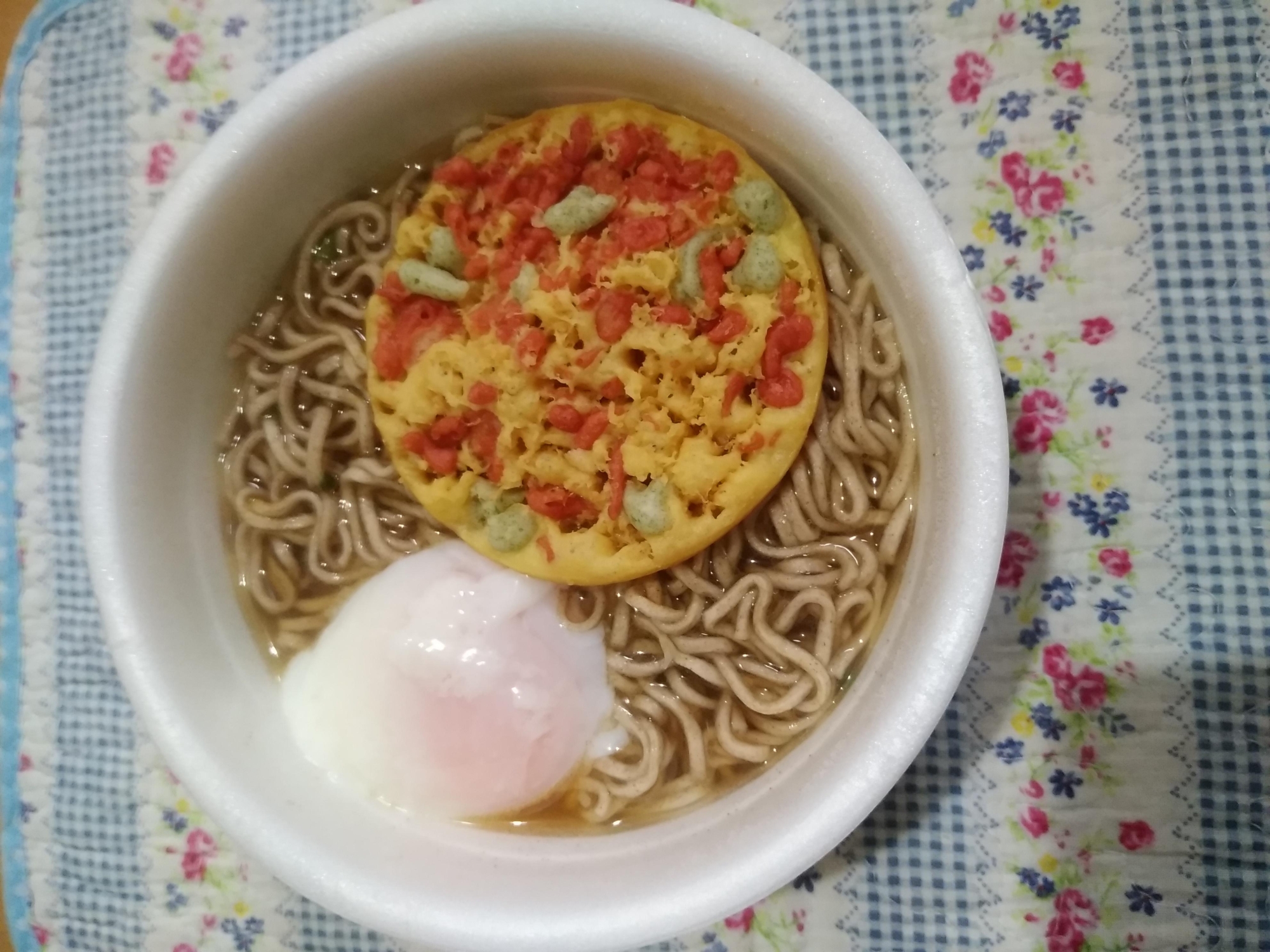 カップ麺で！サクサクの月見天ぷらそば♪