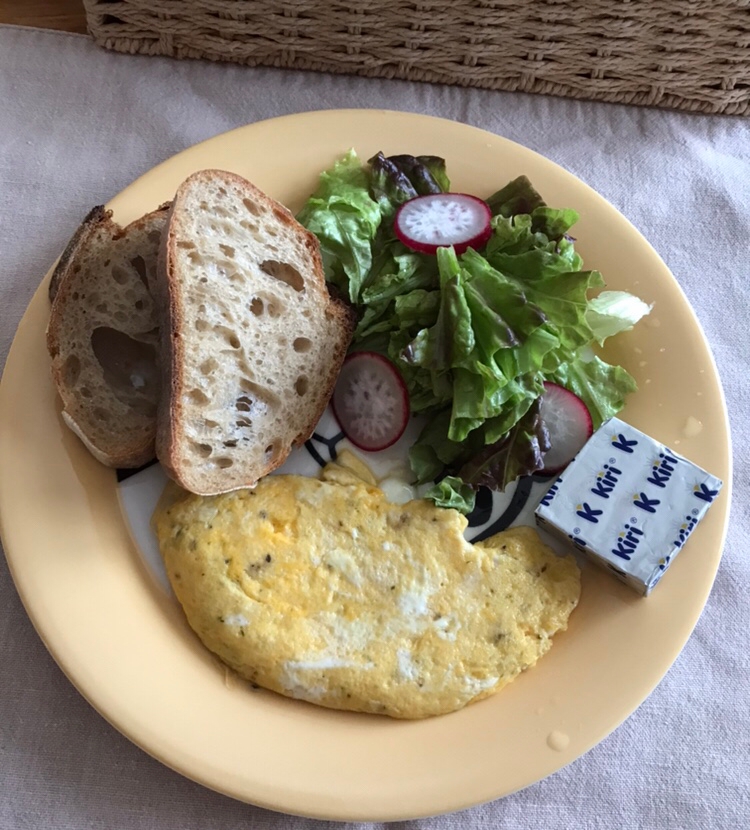 オムレツとサラダの朝ごはん