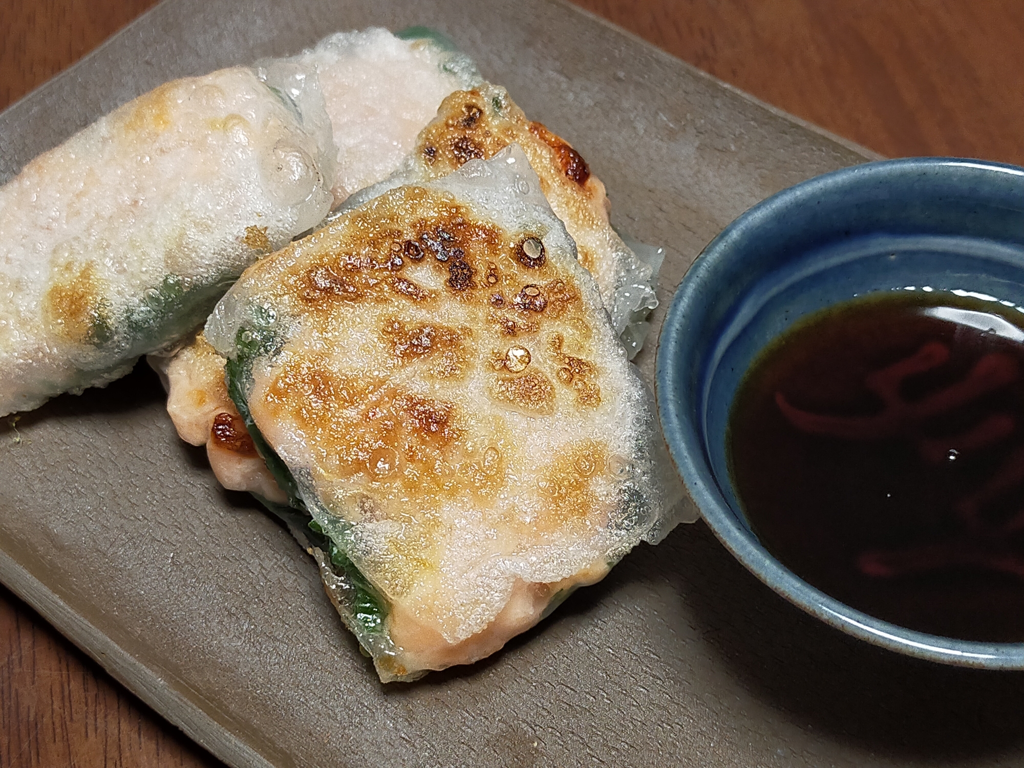 サーモンと大葉の焼き春巻き