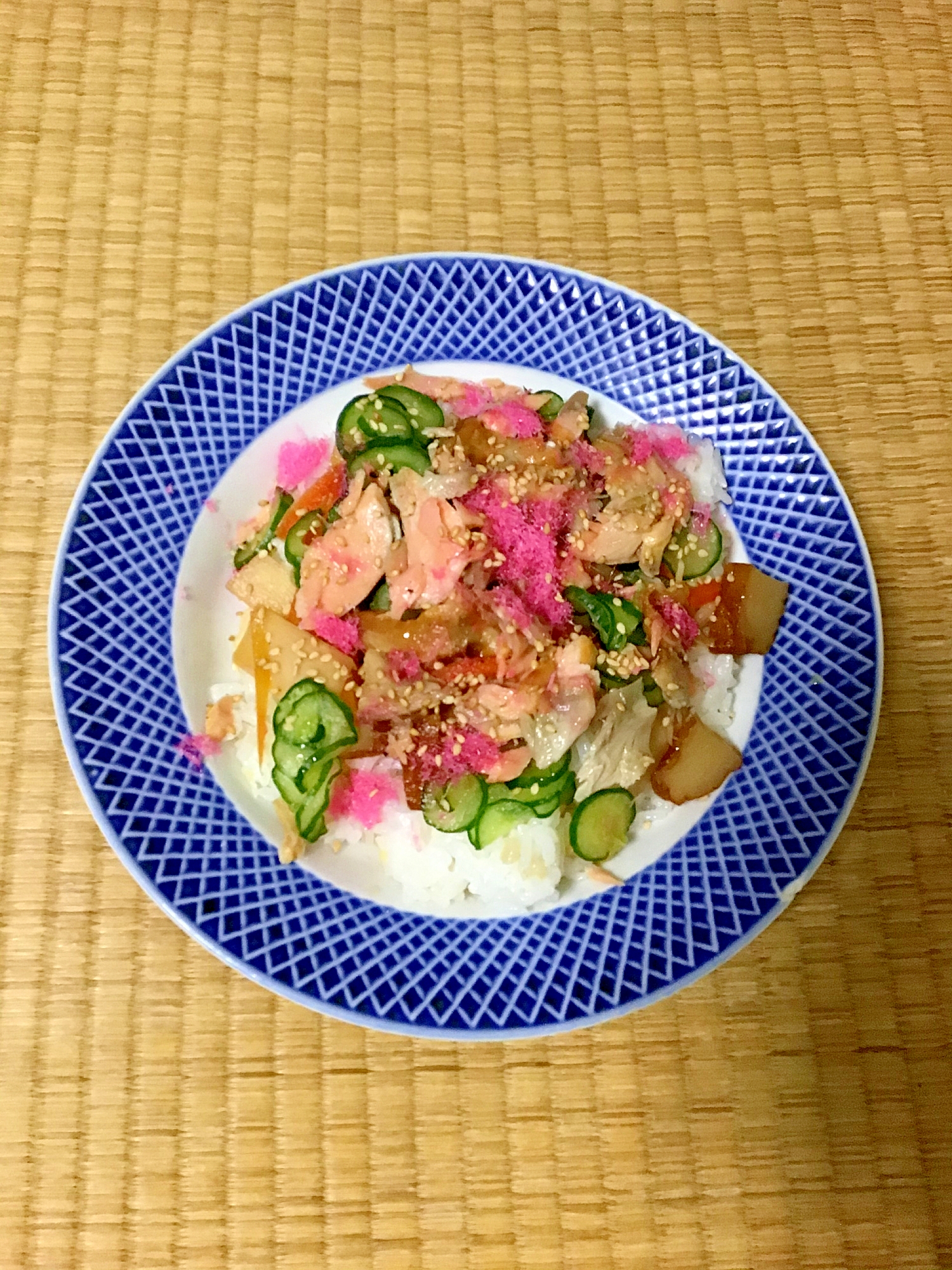 新巻鮭とさつま揚げと桜でんぶなどのちらし寿司