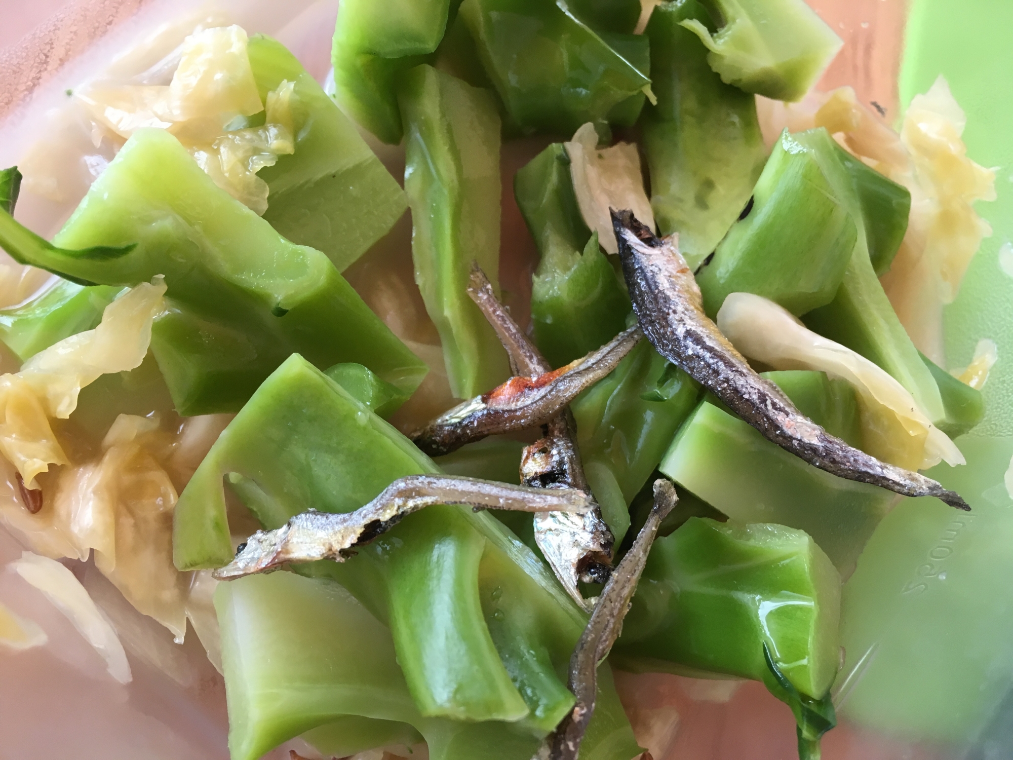 ブロッコリーの茎とザワークラウトと小魚のサラダ