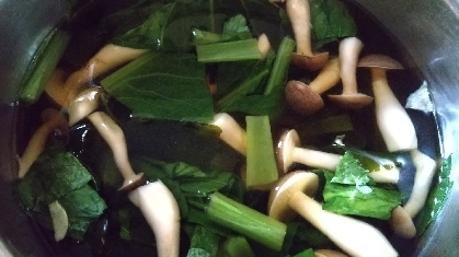 小松菜としめじとワカメの中華スープ