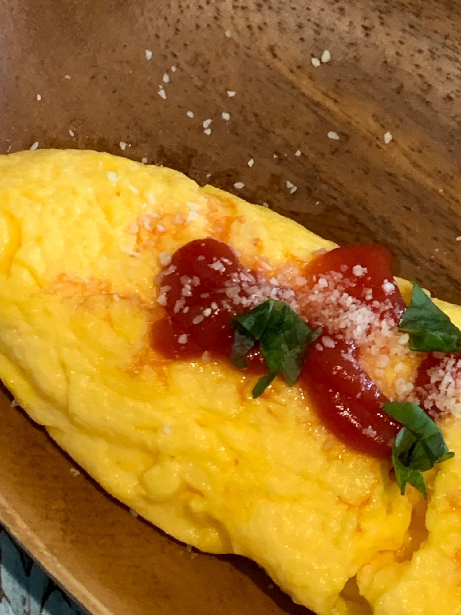 オムレツの粉チーズバジルがけ