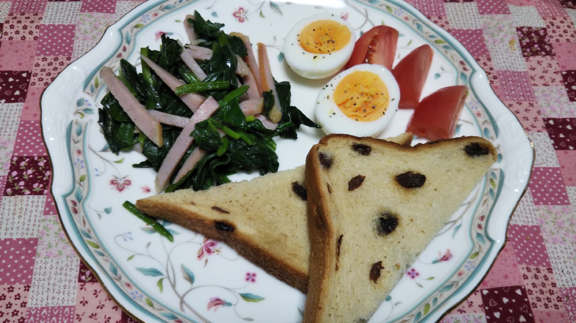 ハムほうれん草バターソテーと茹で卵とトースト☆