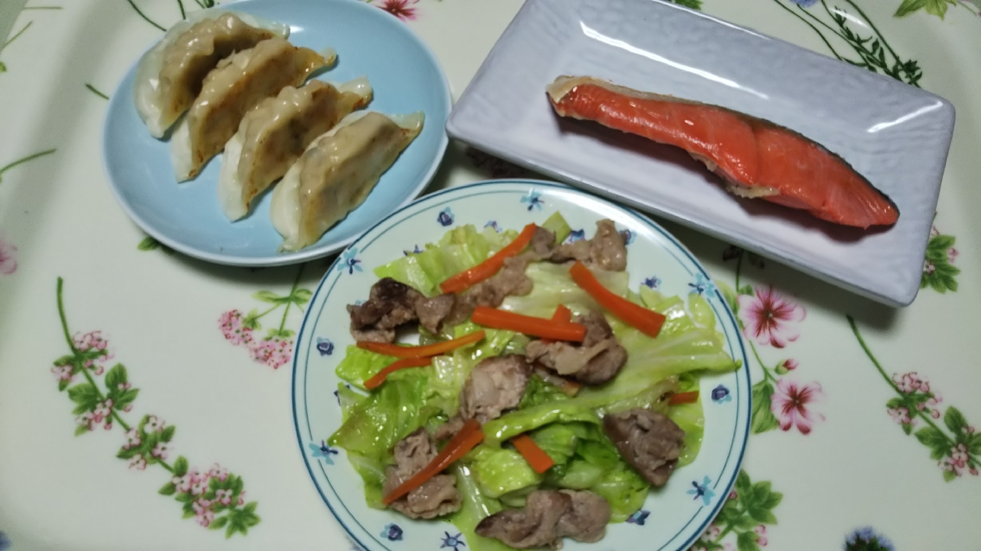 餃子と肉野菜炒めと焼き鮭の夕食プレート☆