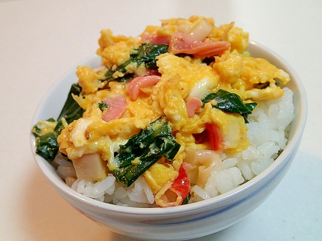 ほうれん草とかにかまといか明太子の卵炒め丼