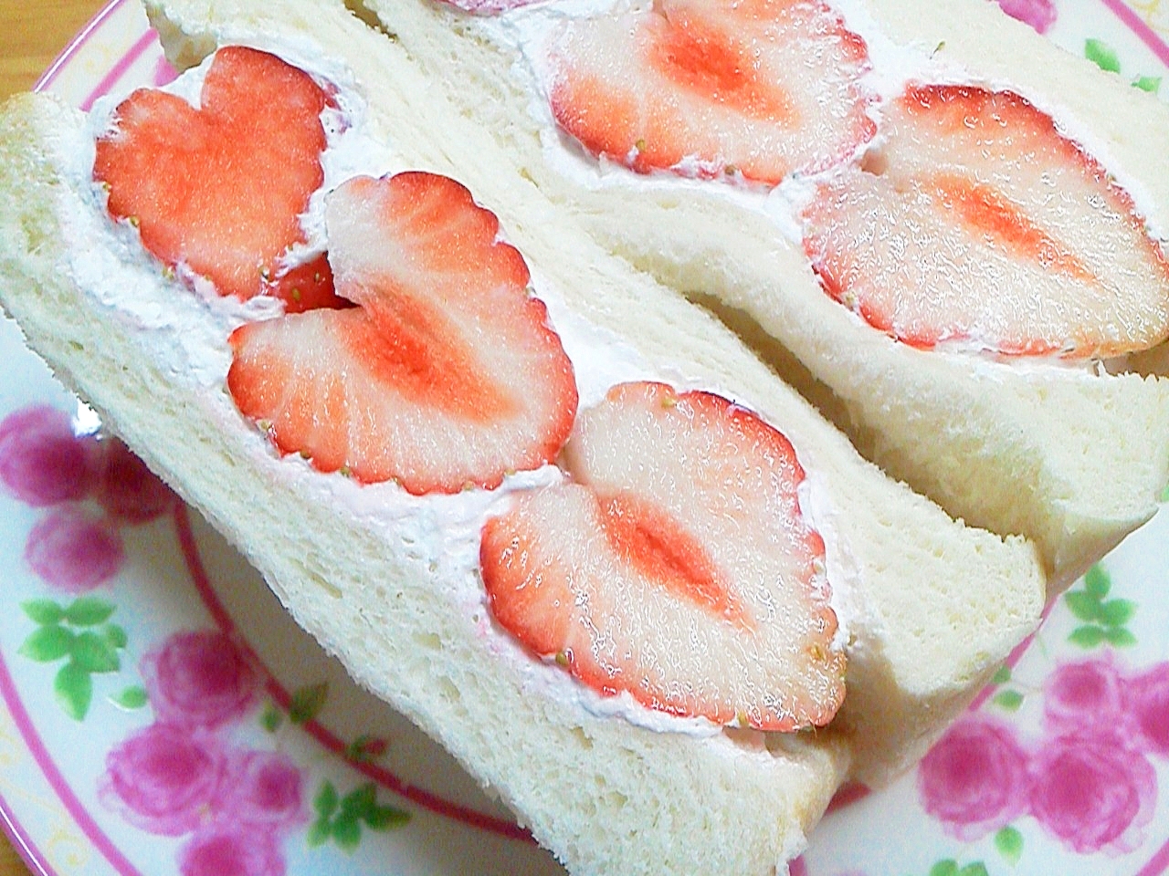 愛情たっぷり 苺がハート 可愛いフルーツサンド レシピ 作り方 By Aka Ru 楽天レシピ 愛情たっぷり 苺がハート 可愛いフルーツサンド レシピ 作り方 By Aka Ru 楽天レシピ