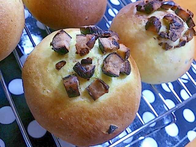 カボチャと黒豆の丸パン