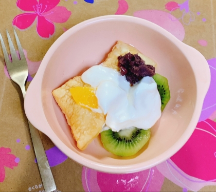 バナナなくてオレンジキウイにあんこで焼いたパイで作りました✧˖°生クリームをトッピングしました ୧⃛(> ◡< ͈ ) ୨⃛‎.⋆♡和風おやつにぴったりでした