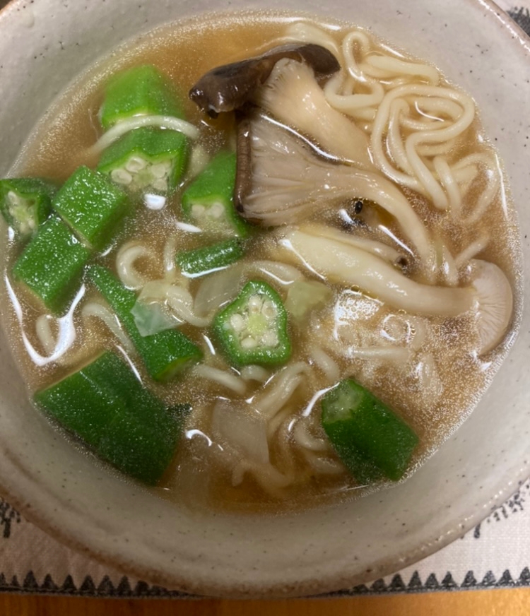 オクラとヒラタケの醤油ラーメン