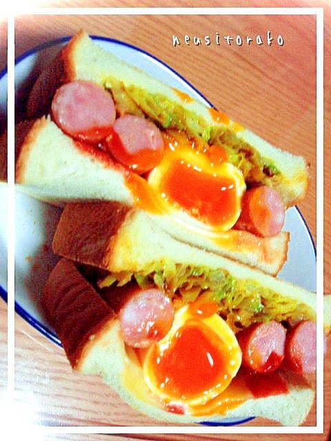 ウィンナーとゆで卵とカレー風味のキャベツ炒めのパン