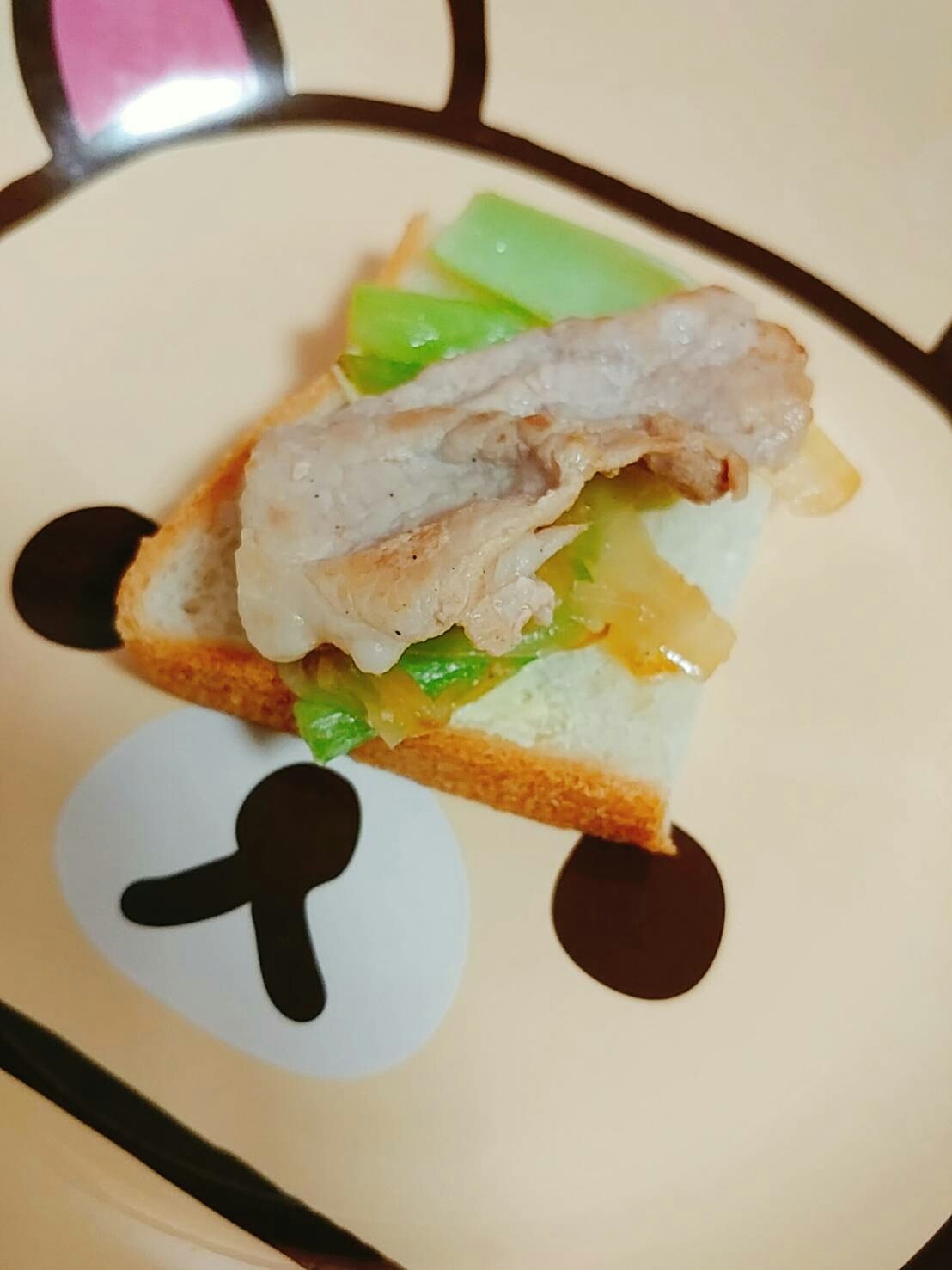 小松菜、玉ねぎ、豚肉炒めおやつパン