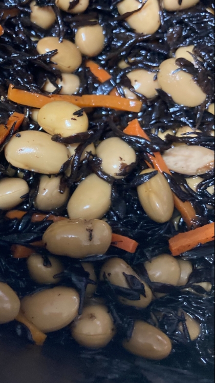 大根の皮と椎茸の軸入り　　大豆とひじきの煮物