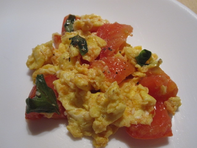 トマトと卵のバジルの炒め物