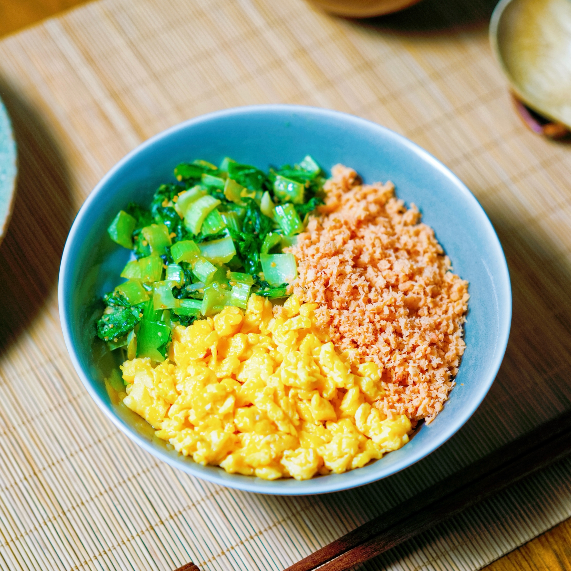 さけフレーク、小松菜、いり卵の三色丼