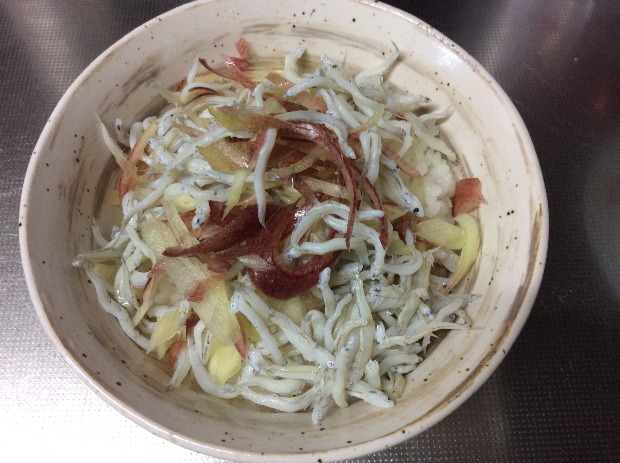 香りを味わう みょうがのシラス丼