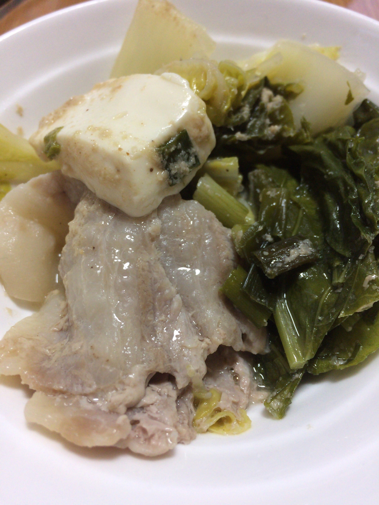 豚バラ肉とかぶの葉のごま豆乳鍋