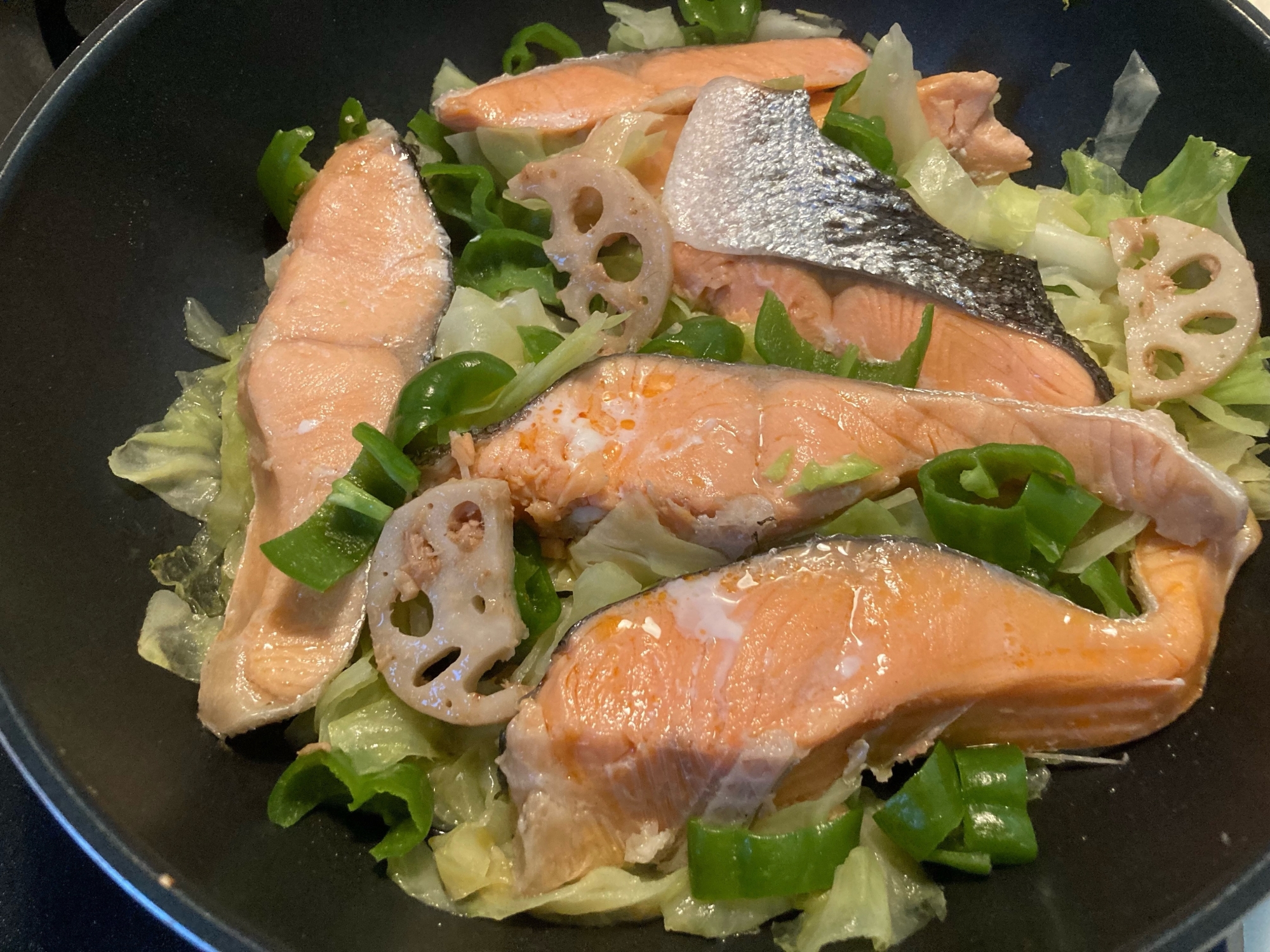 キャベツとれんこんの鮭蒸し焼き