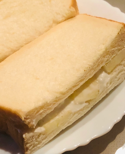 煮りんごとカスタードクリームサンドイッチ