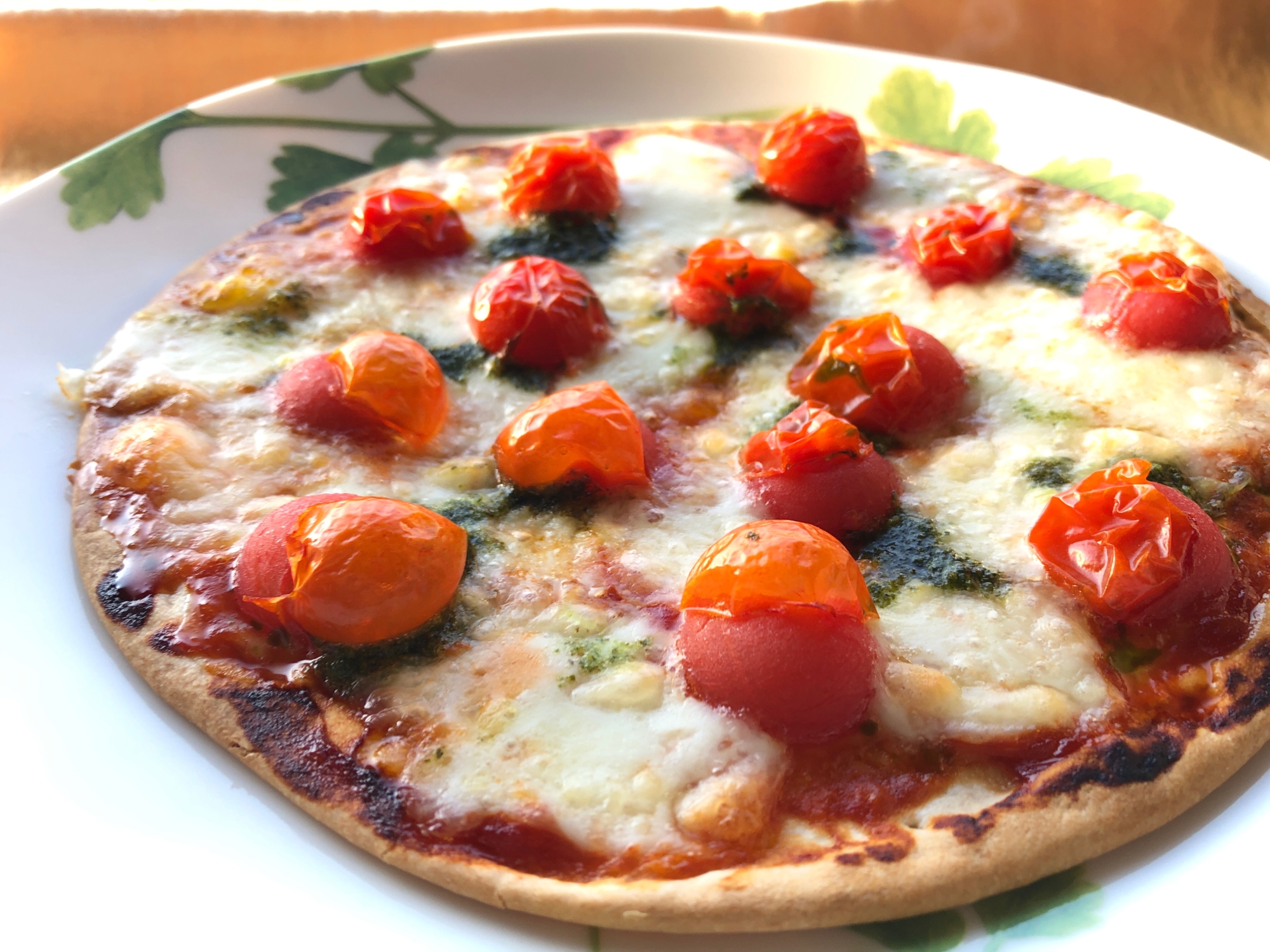 簡単トマトとモッツァレラのピザ